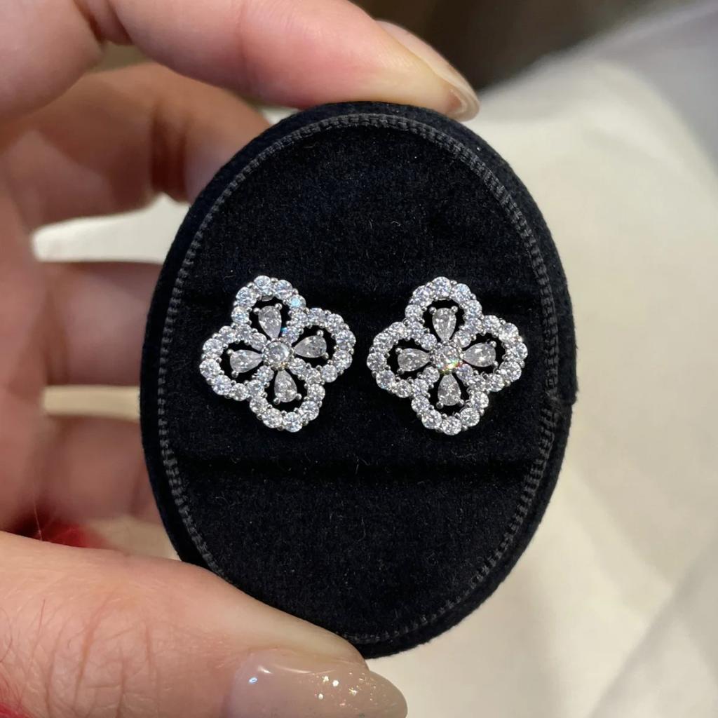 2026Neuer beliebter französischer Designer vierblättriges Kleeblatt Schleife Damenohrringe v Gold Zirkonia Leichter Luxus High-End Ohrringe