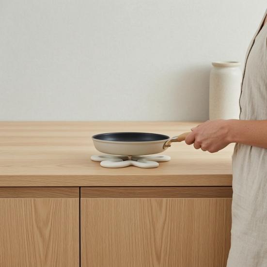Blumenform Silikon-Untersetzer Hitzebeständige Tischunterlage für heiße Tassen Töpfe Rutschfeste Küchentischmatte für Zuhause