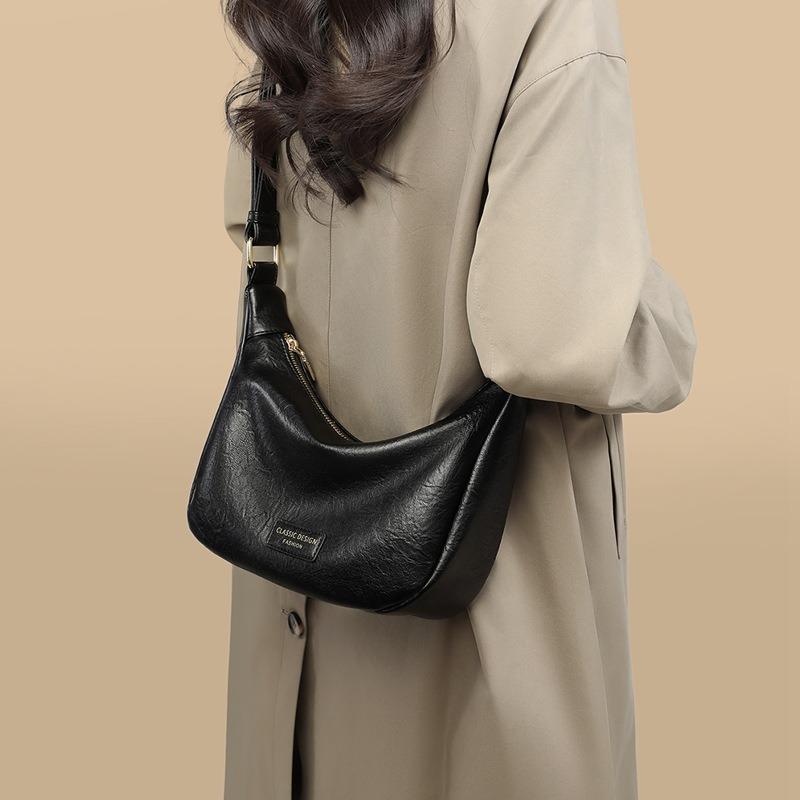 Simple and large-capacity bag women's spring new dumpling bag fashionable and versatile women's commuter messenger bag