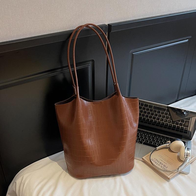 Simple and large-capacity bag women's 2025 summer new lightweight Tongkan shoulder bag high value tote bag bucket bag
