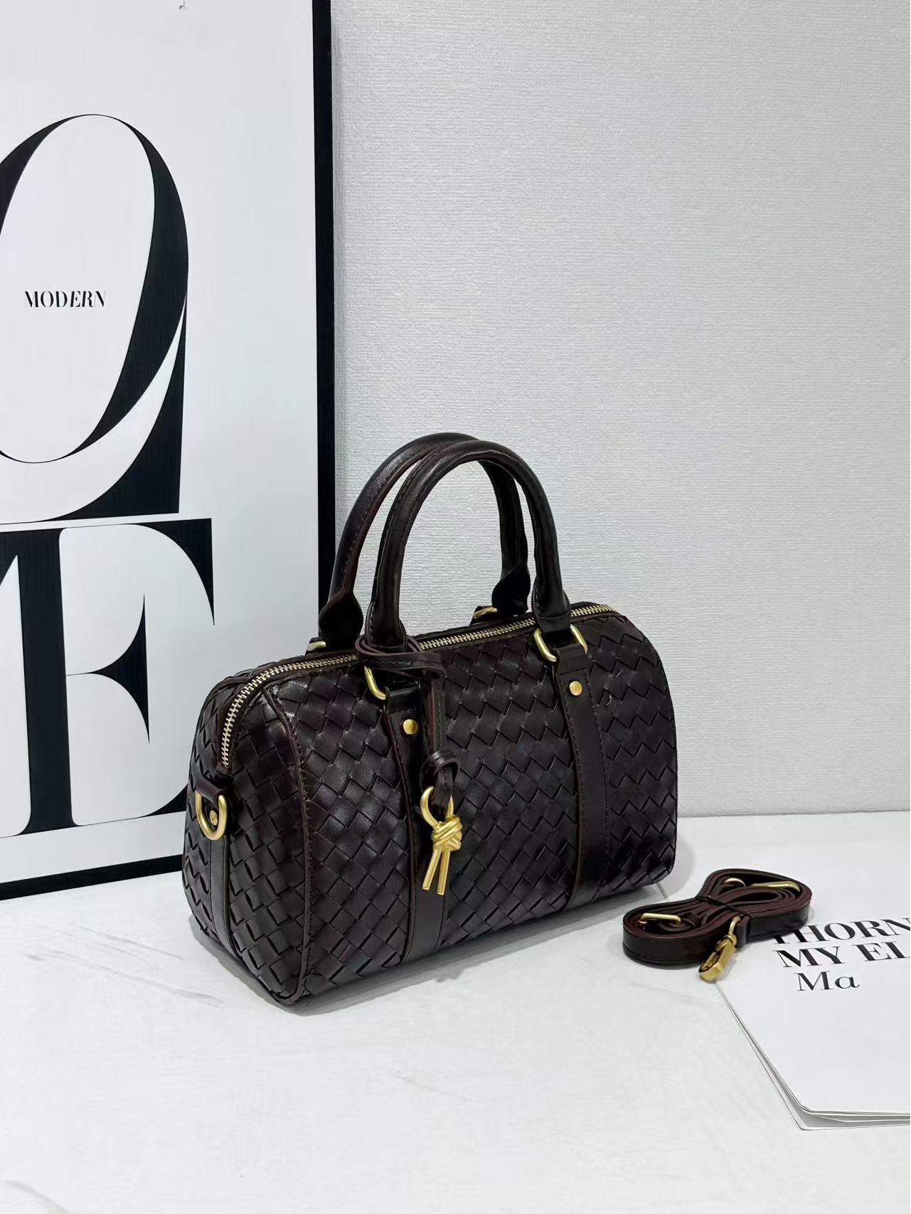 

Сумка из плетеной воловьей кожи Diamond, осень/зима 2025 г.: Универсальная сумка для бизнеса, поездок на работу, через плечо и через почтальона Gift box packaging (hardware source label) коричневый