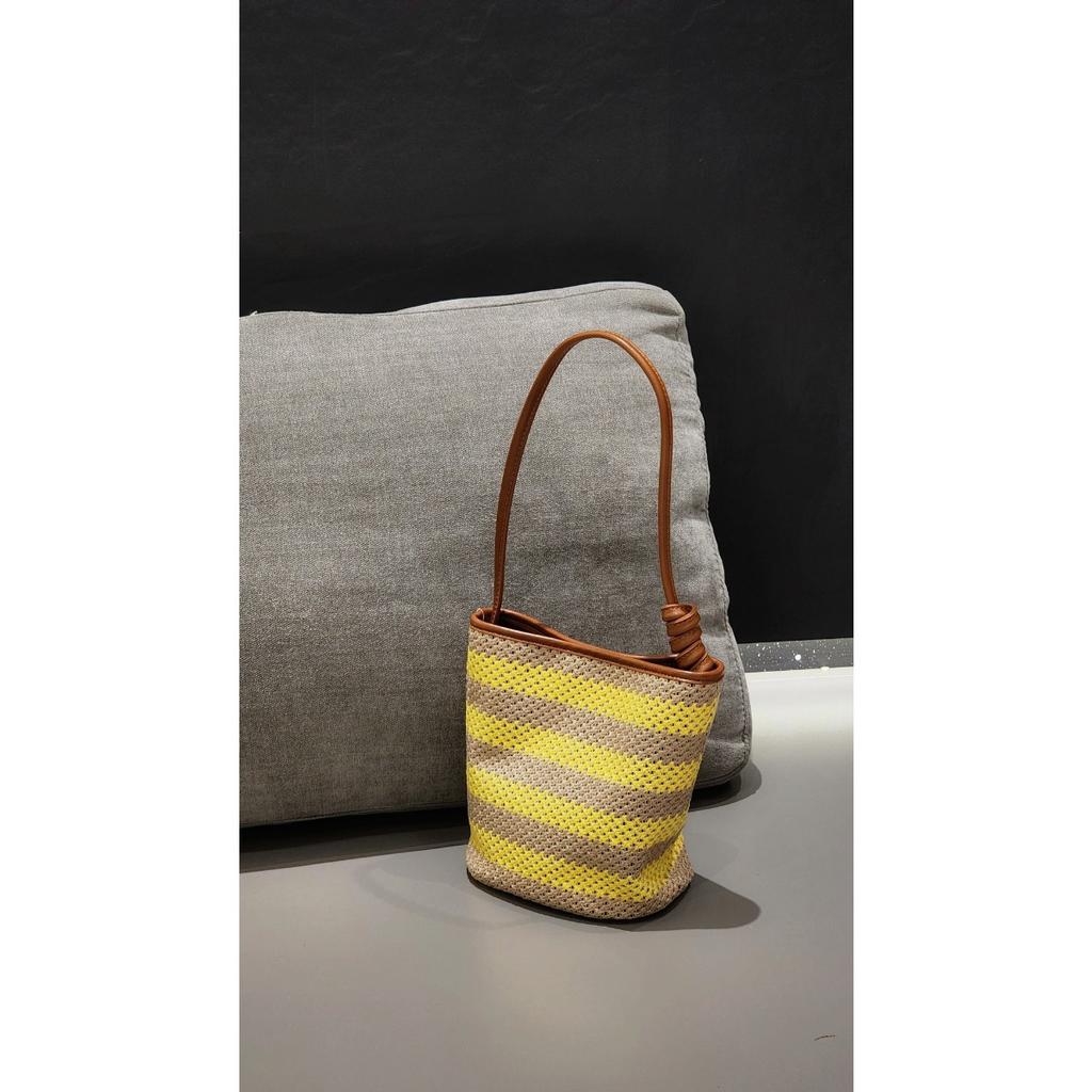 2025 Neue regenbogenfarbene gestreifte gewebte Brotdosentasche Raffia Achseltasche modische Schulter-Umhängetasche Echtleder Damen Tasche