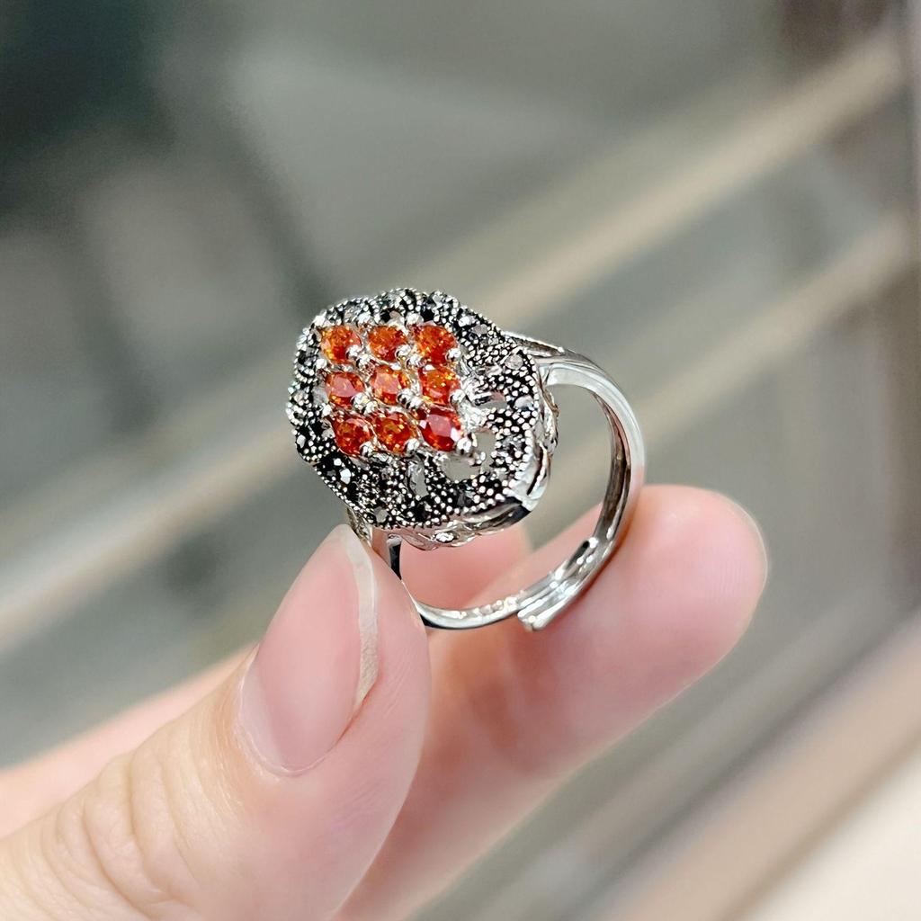 Elegante Anello Retro in Argento Thailandese con Granato Nero e Zirconi