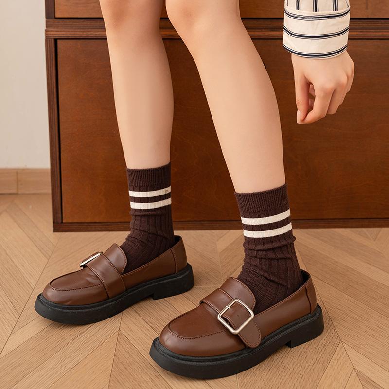 Damen Herbst und Winter Warme College Wind Vertikale Streifen Zwei Streifen In der Röhre Stapelsocken