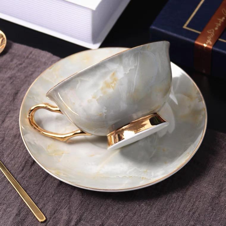 

Скандинавський стиль. Простий кам’яний візерунок. Кавова чашка та тарілка. Набір із двох частин: керамічна чашка з розфарбованим золотом. Чашка для води. Чашка для післяобіднього чаю. Чашка для молока.