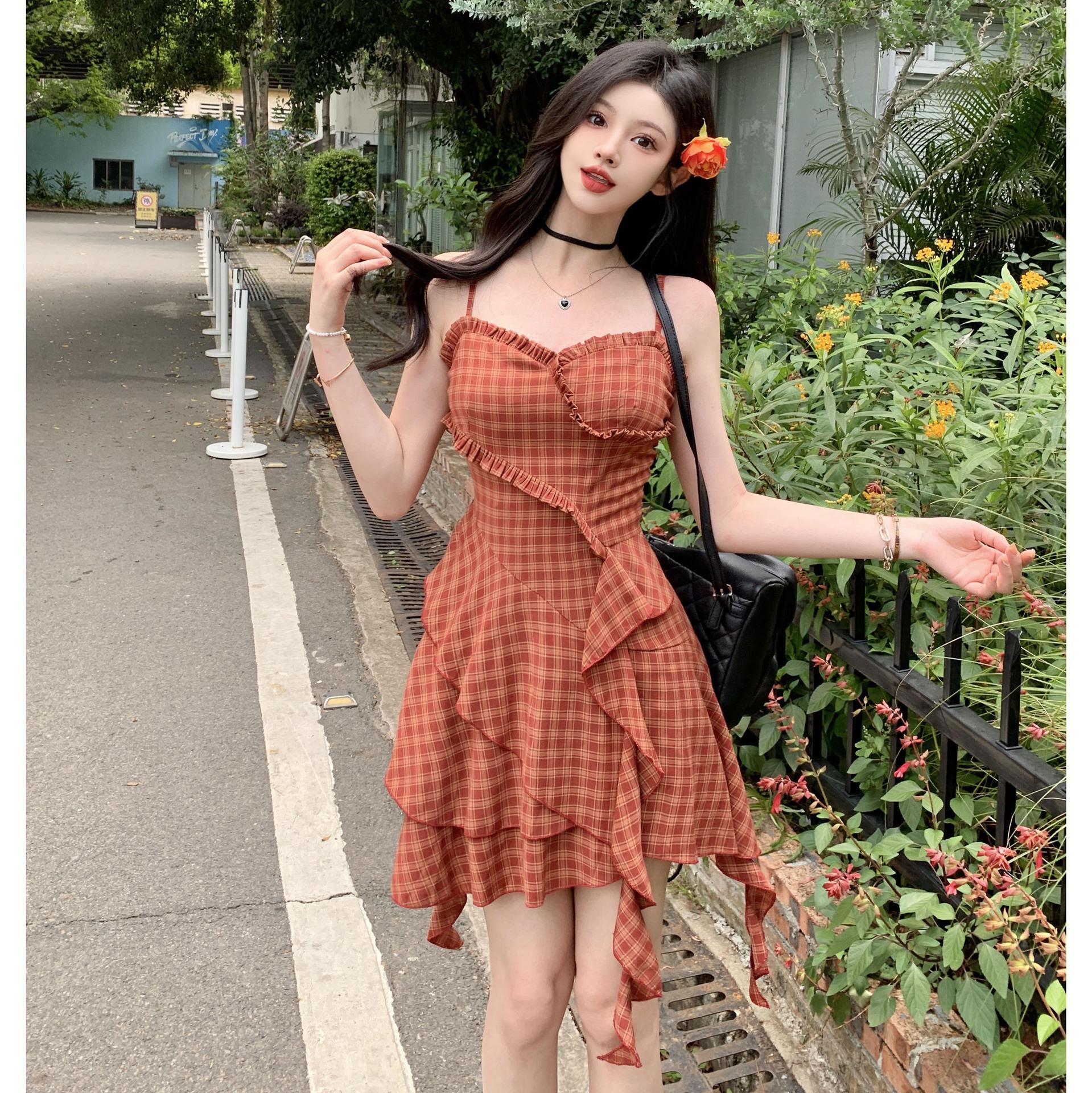 

Женский комплект из большой солнцезащитной клетчатой юбки и топа с оборками M