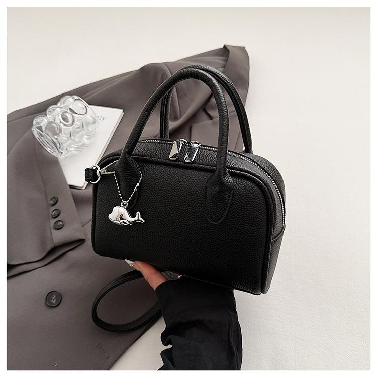 

Корейская версия нишевой простой портативной маленькой квадратной сумки под мышкой женская 2025 лето новая высококачественная на одно плечо сумка-мессенджер для通勤