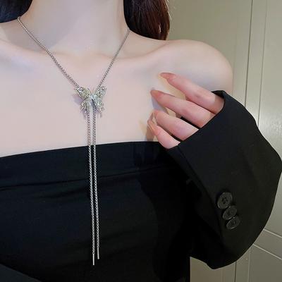 Collar de mariposa licuada de plata para mujer, cadena ligera de lujo con flecos y diseño de viento frío, accesorio de cadena para la cintura para chica.