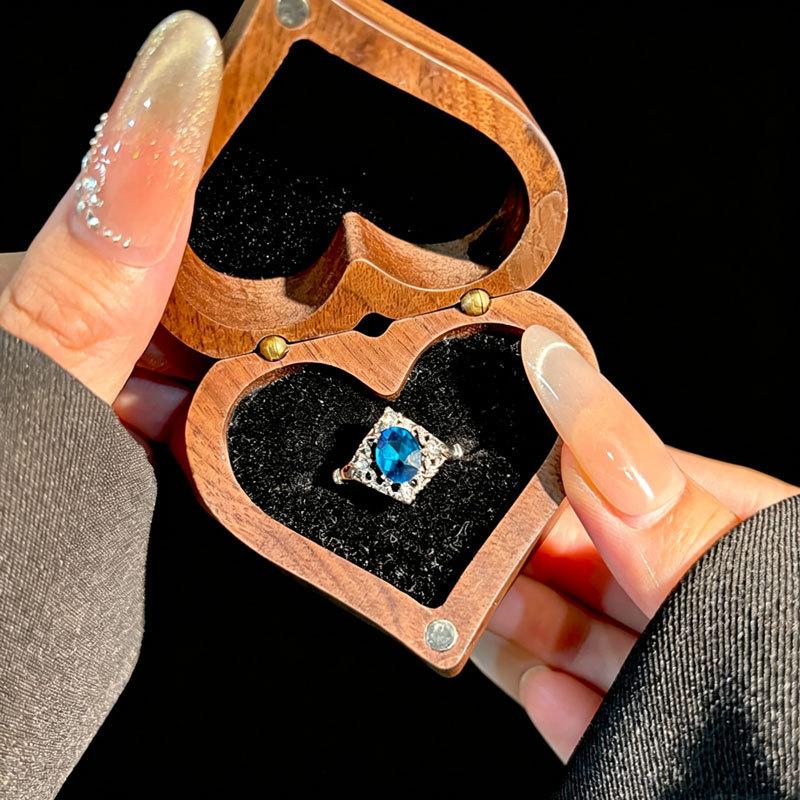The New Blue Diamond Rhombus Flash Diamond Ring Is a Women's Exquisite Fashion and High-end Design Versatile Index Finger Ring.