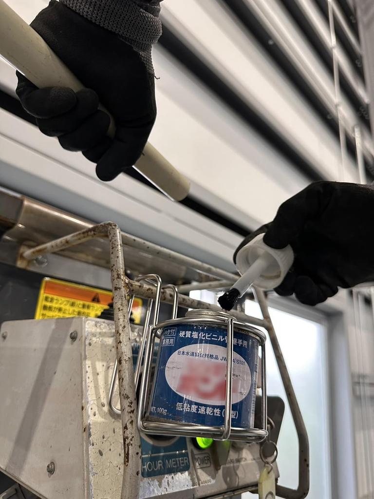 Niigata Seiki SK PVC Pipe Adhesive Holder with Legs, 100g Capacity, ASK-P0