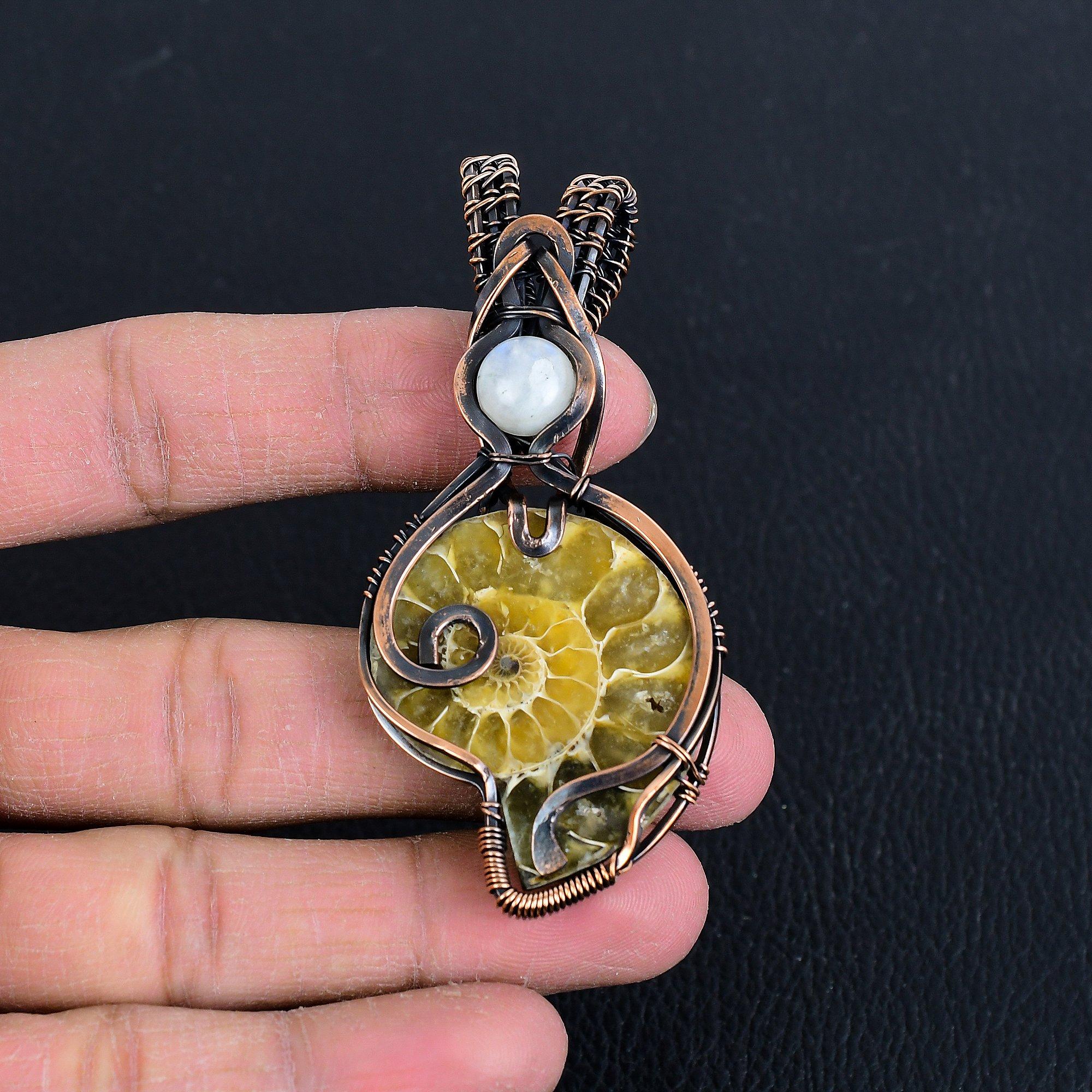 

Подвеска с окаменелостью аммонита, обернутая медной проволокой 999 пробы, подвеска из драгоценного камня ручной работы на День памяти