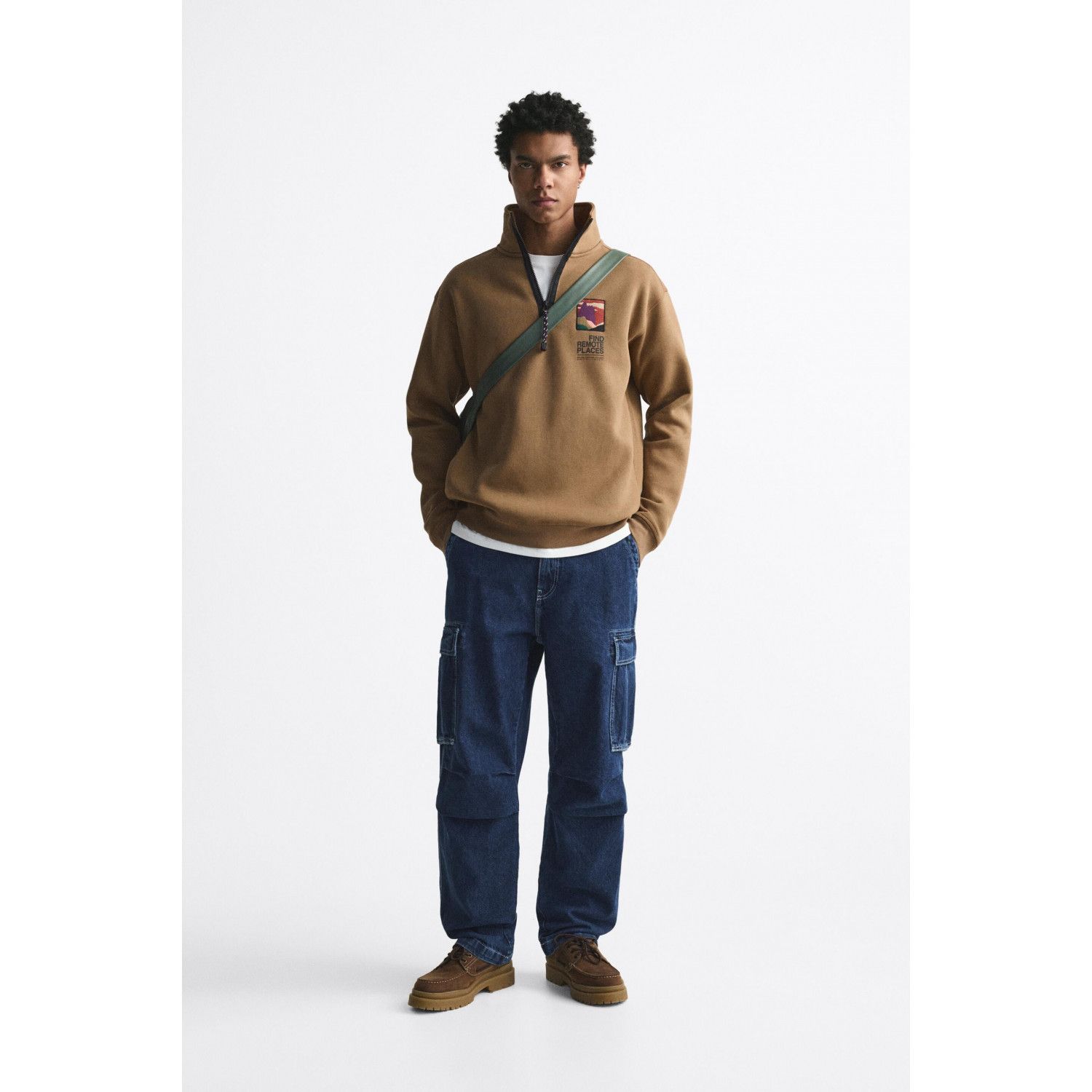 

SWEATSHIRT WITH ZIP AND PATCH