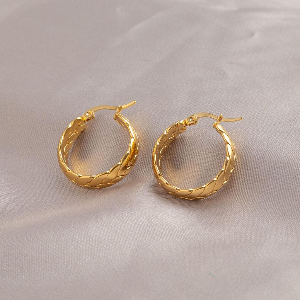 Gold Titanium Steel Geometric Oval Earrings for Women: Light Luxury, High-End Fashion, Elegant and Minimalist Design