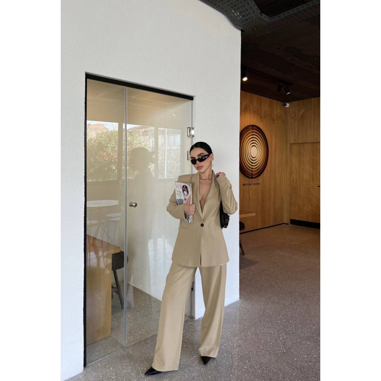 

Женский стиль, модный норковый костюм с V-образным вырезом и полосатыми пуговицами, детализированный негабаритный пиджак, брюки, костюм