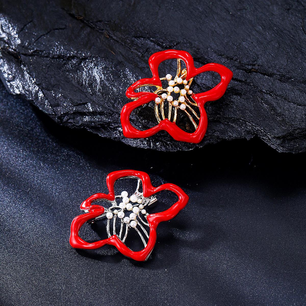 

Simple and Versatile Hollow Pearl Flower Brooch Niche Design Sense Temperament Elegant Flower Clothing Small Accessories Pin срібний