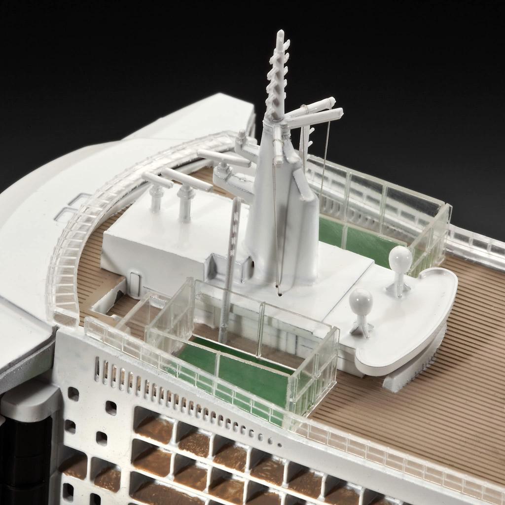 German Revell 1/700 Scale Luxury Cruise Ship Queen Mary 2 Plastic Model 05231