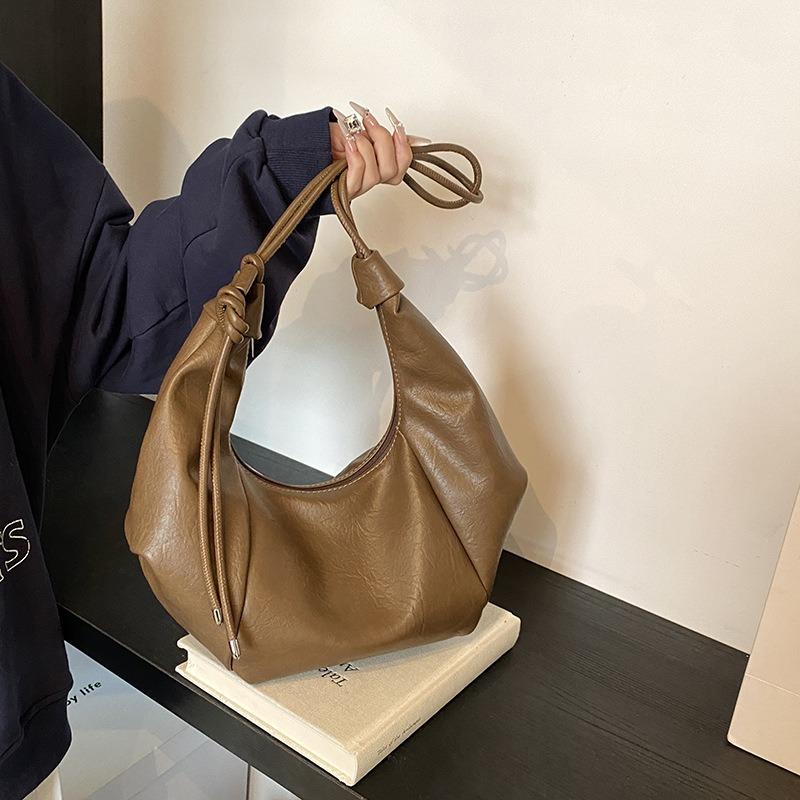 High-end bag women's large-capacity new trendy autumn and winter retro niche design messenger bag commuter dumpling bag