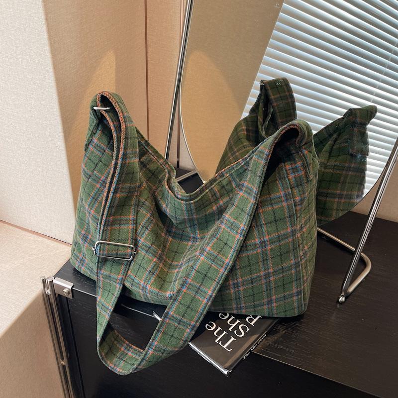 Large-capacity plaid tote bag women's autumn and winter new literary and leisure shoulder messenger bag commuter bag