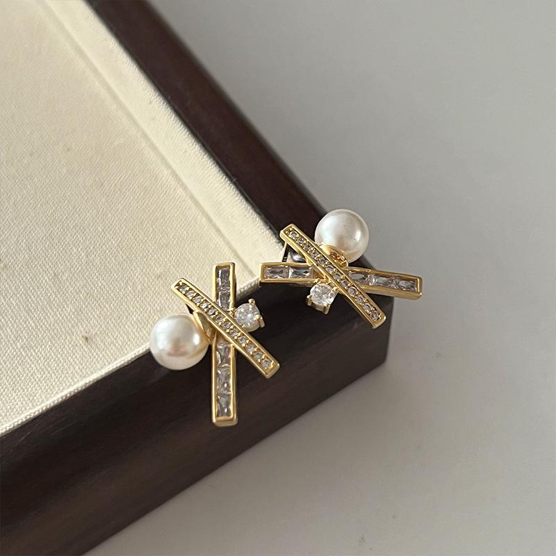 2023 Trendy Retro Pearl Stud Earrings: Sparkly Niche Design for Women
