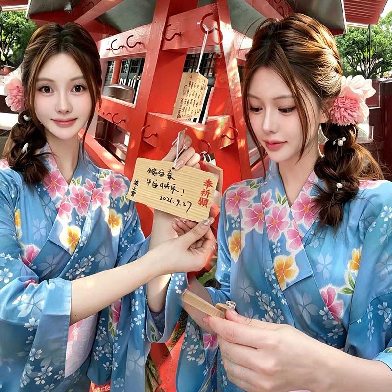 Dámské japonské kimono a yukata šaty pro formální fotografování