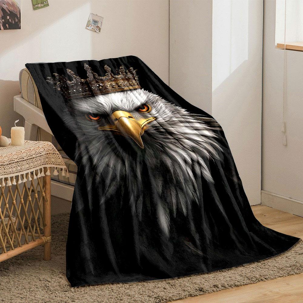 Ein königlicher Adler mit detaillierten Federn, der eine verzierte goldene Krone trägt. Decke für alle Jahreszeiten Mittagspause Überwurf Geschenk