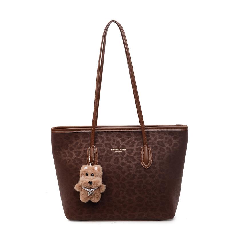 

Retro high-end sense large-capacity portable tote bag women s 2025 autumn and winter new commuter shoulder bag popular underarm bag no pendant темно-коричневого