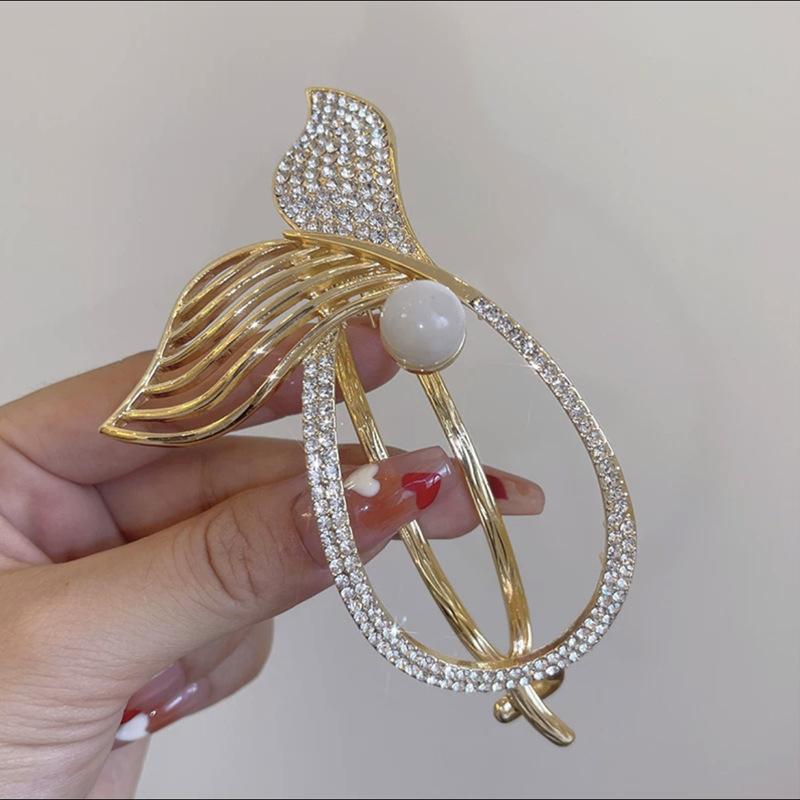 Factory direct fashion flower pearl twist clip elegant hairpin Internet celebrity head spring clip