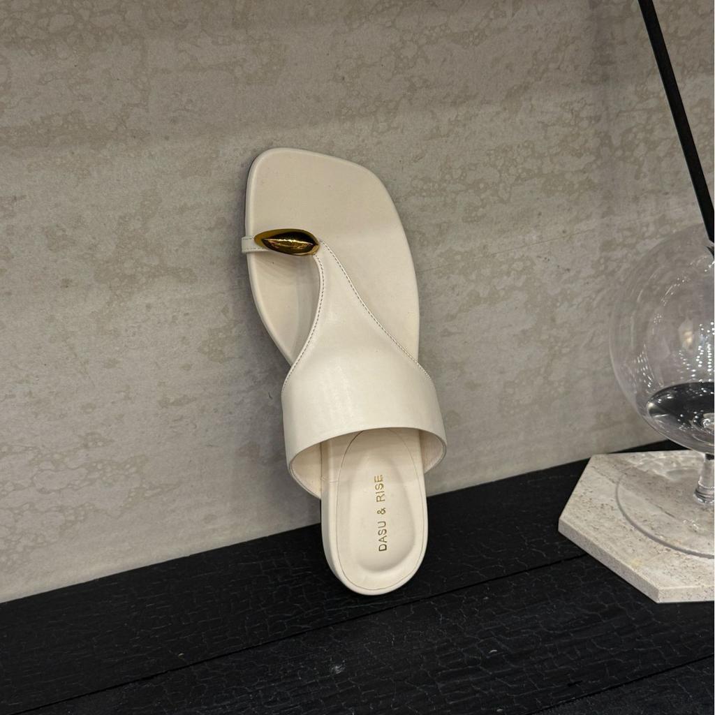 Sommer neue Metallring Zehenschlaufe T-Band niedriger Absatz Nische Oberbekleidung coole Slipper