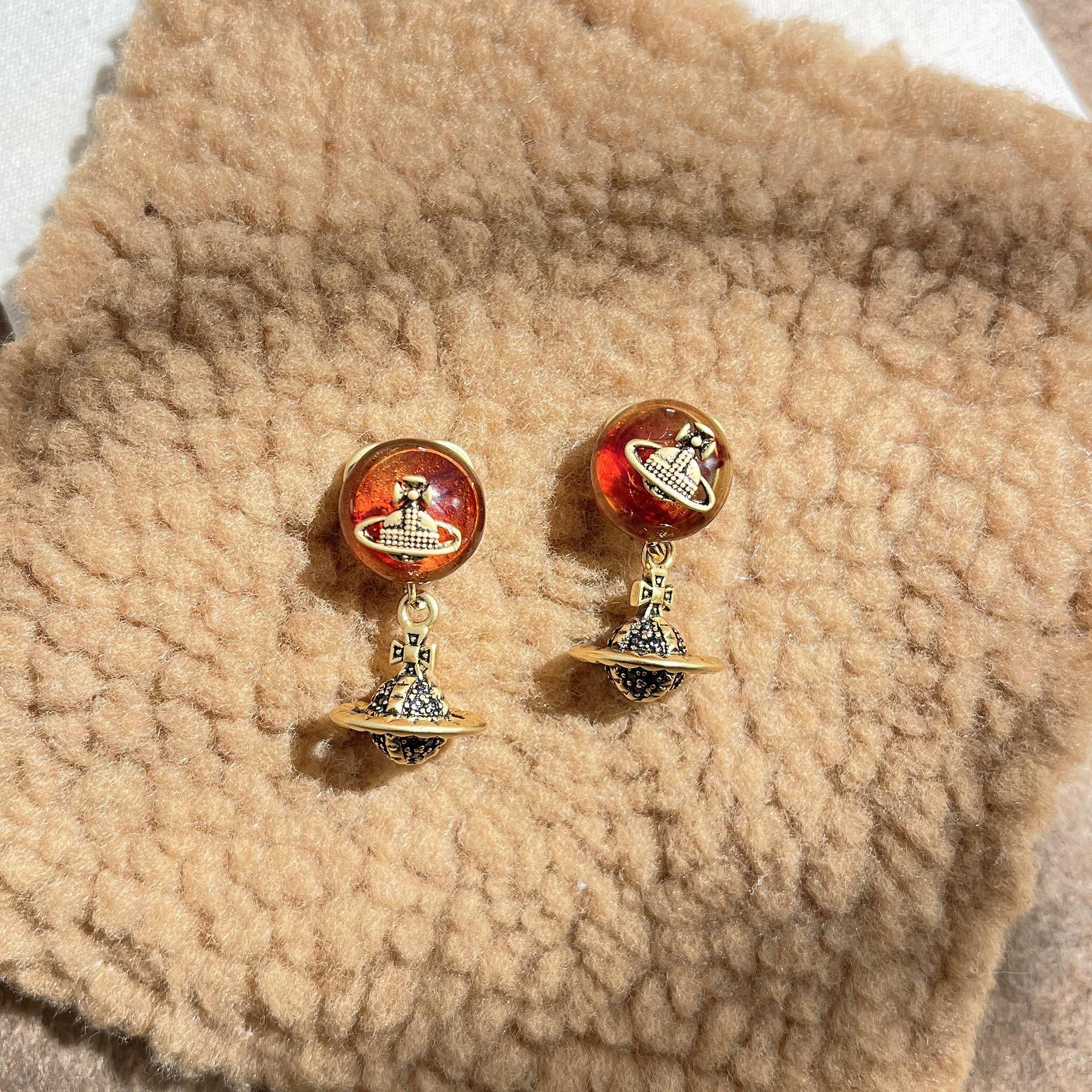 

Серьги Saturn Maillard Color Planet Серьги Королева Мать Запада Высокий Сенс Легкая Роскошь Темперамент Ретро Личность Женские