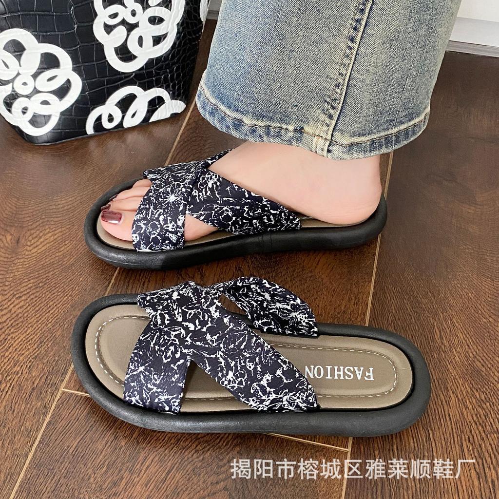 Fashion Chinese Style Flat-Bottomed Womens Slippers Summer Wear 2025 New High-End Cross With Beach Sandals For Women Zapatillas de mujer