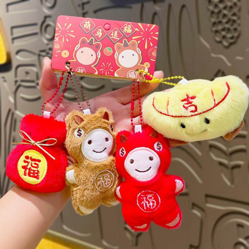 Plyšové přívěsky Šťastný kůň, Panenky, Ozdoby na školní tašku, Kreslené zlaté cihličky, Doplňky Šťastný sáček, Klíčenky, Novoroční dárky