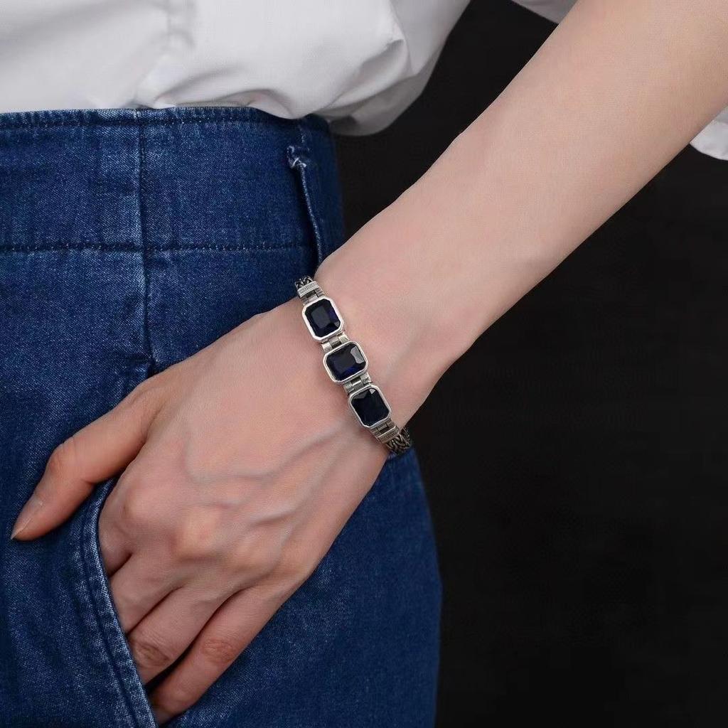 Pulsera de quilla con incrustaciones de circonita de cuerpo completo en color plateado para hombre, moderna, sencilla, versátil y moderna.