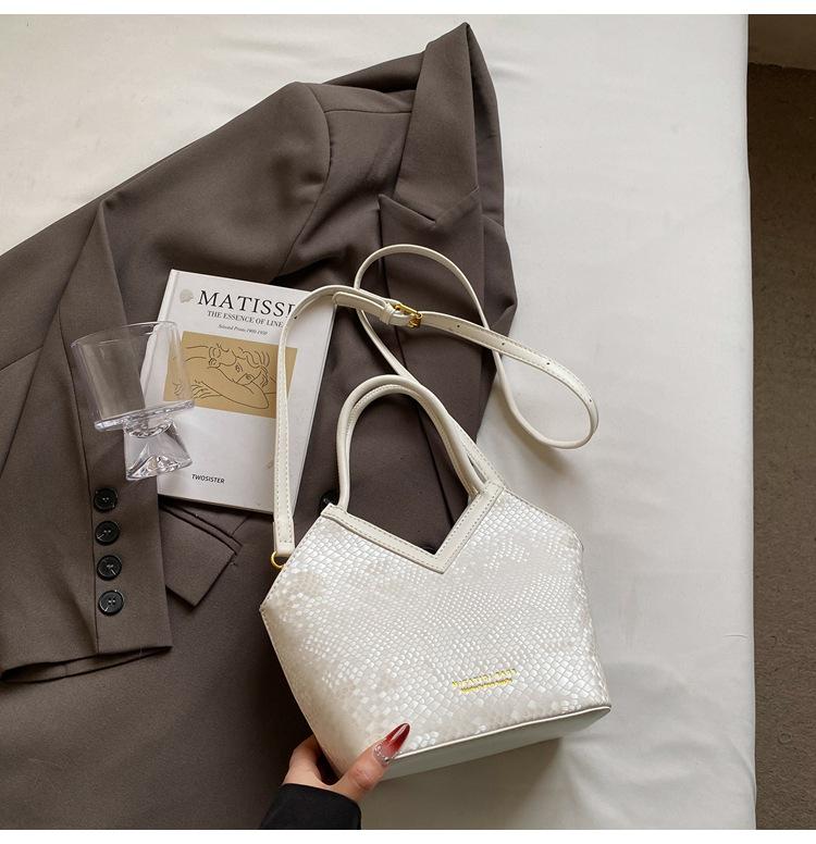 Niche design bag women's new high-end retro shoulder messenger bag portable commuter bucket bag