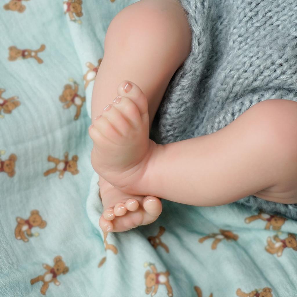 Realistic Newborn Baby Dolls Lifelike Reborn Baby Dolls With Clothes Soft Body Cloth Dolls Exquisite Gifts Accompanying Dolls
