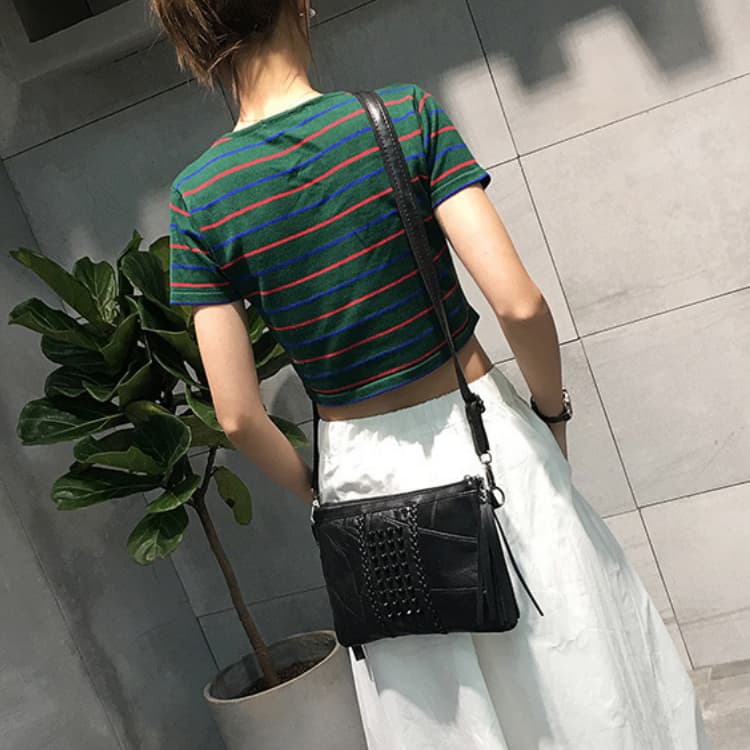 Miękka skórzana damska torebka, kopertówka z nitami, listonoszka na ramię.