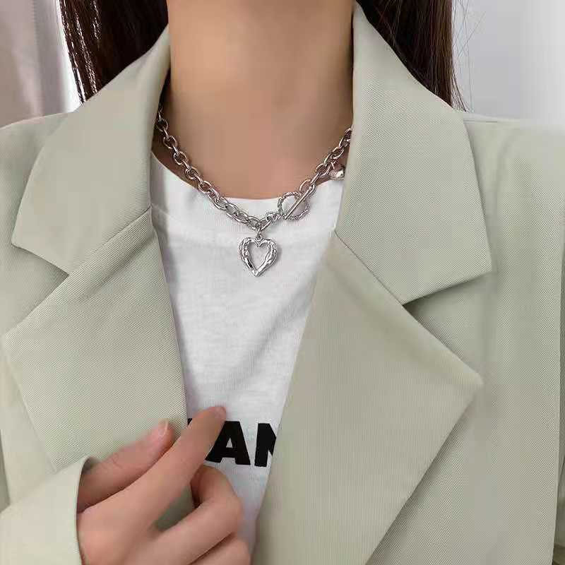 Fashion Love Heart Pendant Choker Necklace for Women Silver Color Clavicle Chain Female Party Jewelry On The Neck