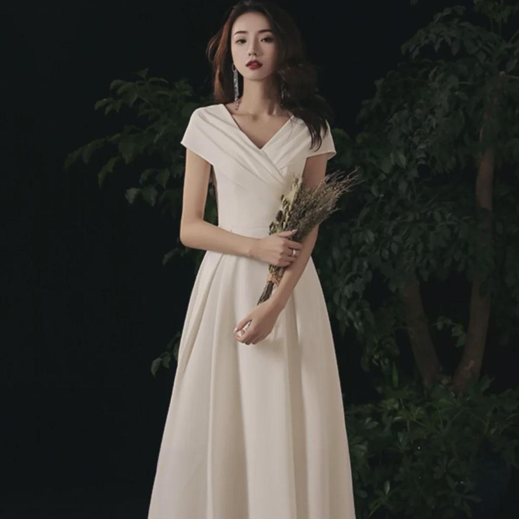 Elegantní bílé večerní šaty na svatby a narozeniny.