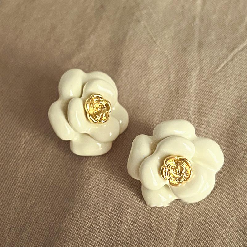 Elegant Heart Pearl Flower Stud Earrings - Stylish and Versatile for Women