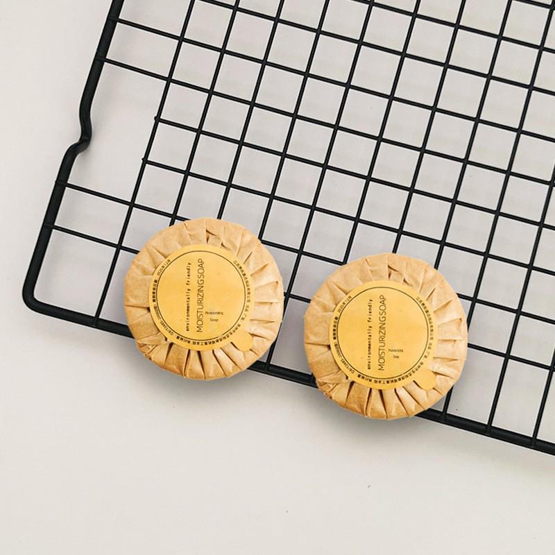 

Одноразовые туалетные принадлежности для отеля B&B Kraft Paper Bag: Зубная щетка, зубная паста, гель для душа.