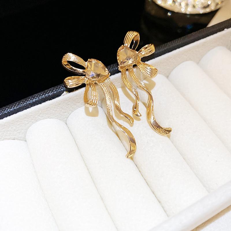 

Trend New Waved Bowknot Dangle Earrings for Women Metal Tassel Statement Long Drop Earrings boucle d’oreille femmes 2024