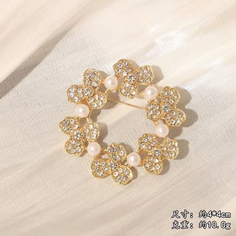 1pc Exquisite and Eye-catching Gold Studded Four Leaf Clover Imitation Pearl Brooch Accessory Lights Up Fashionable Outfits