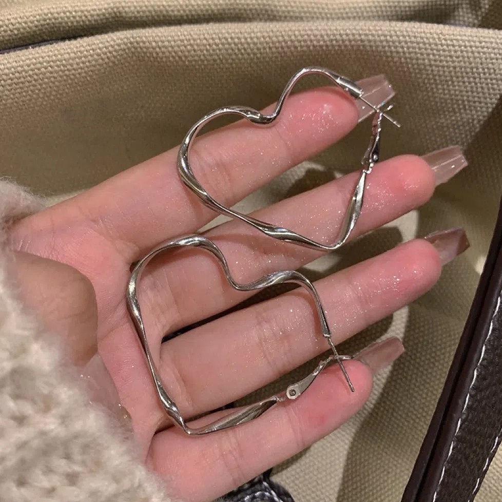 Große runde Creolen aus Sterlingsilber, Leichter Luxus, Süßer Cooler Stil, Nischenschmuckdesign für Herbst und Winter.