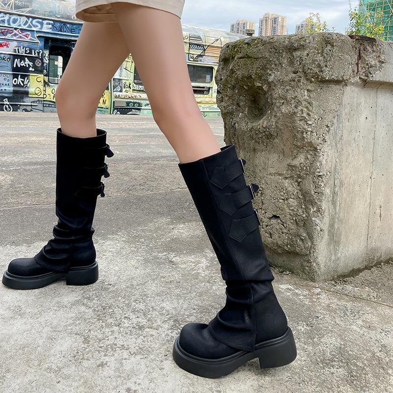 

Брюки, сапоги помяты, но сапоги до колена, сапоги на толстой подошве, женские высокие сапоги навалены кучей, а толстые подошвы длинных сапог увеличены 40