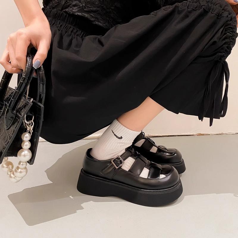 Baotou Sandals Women's 2025 New Summer Platform Versatile Hole Retro Woven Pig Cage Shoes French Roman Shoes