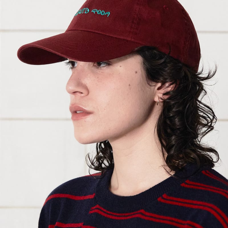 UNALLOYED UNALLOYED ROOM CAP / BURGUNDY