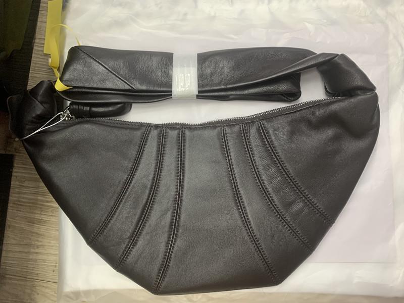 

Сумка-мессенджер с круассанами и пельменями из овчины 2024 Haute Couture