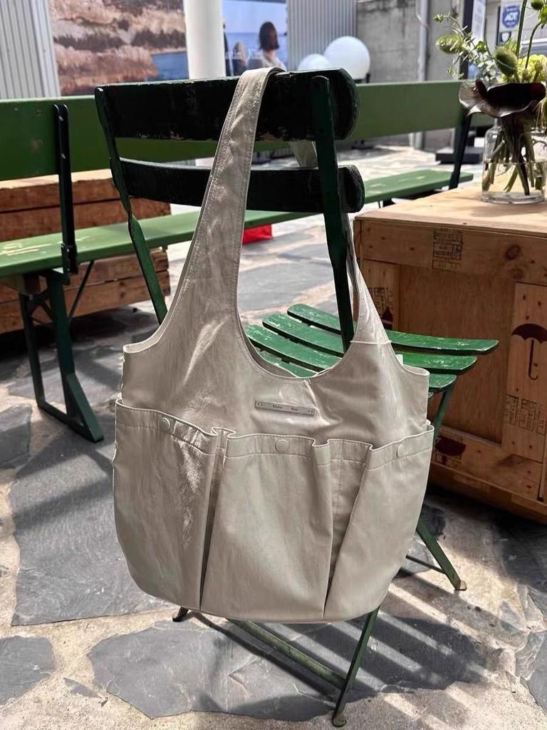 Plisowana torba tote w stylu koreańskim z wieloma kieszeniami od Matin Kim