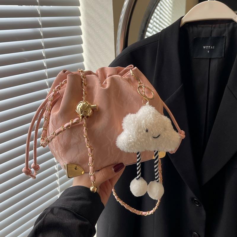 Today's popular small bags are women's new summer fashion chain bags, casual versatile messenger bucket bags.