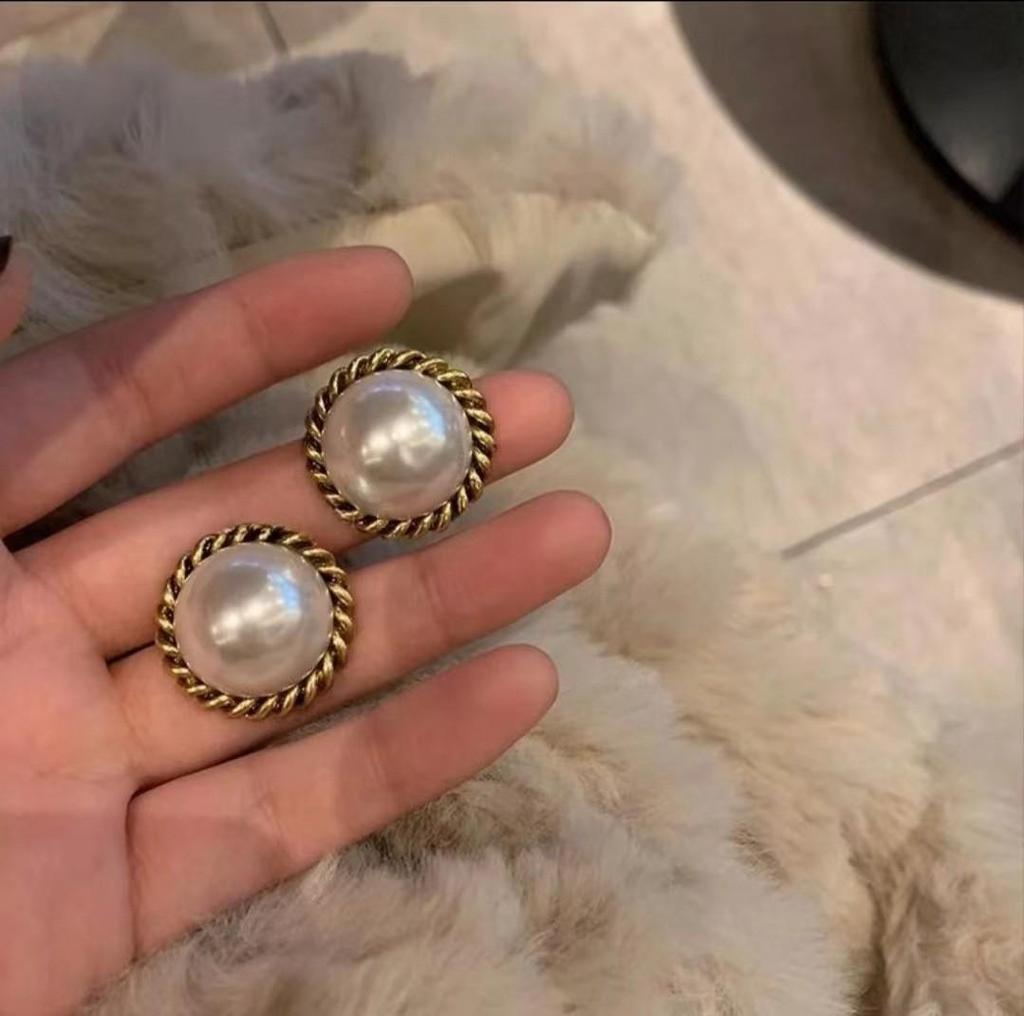 Minimalist French Drop Earrings: Retro, Sweet, Versatile Design with Light Luxury and Unique Personality