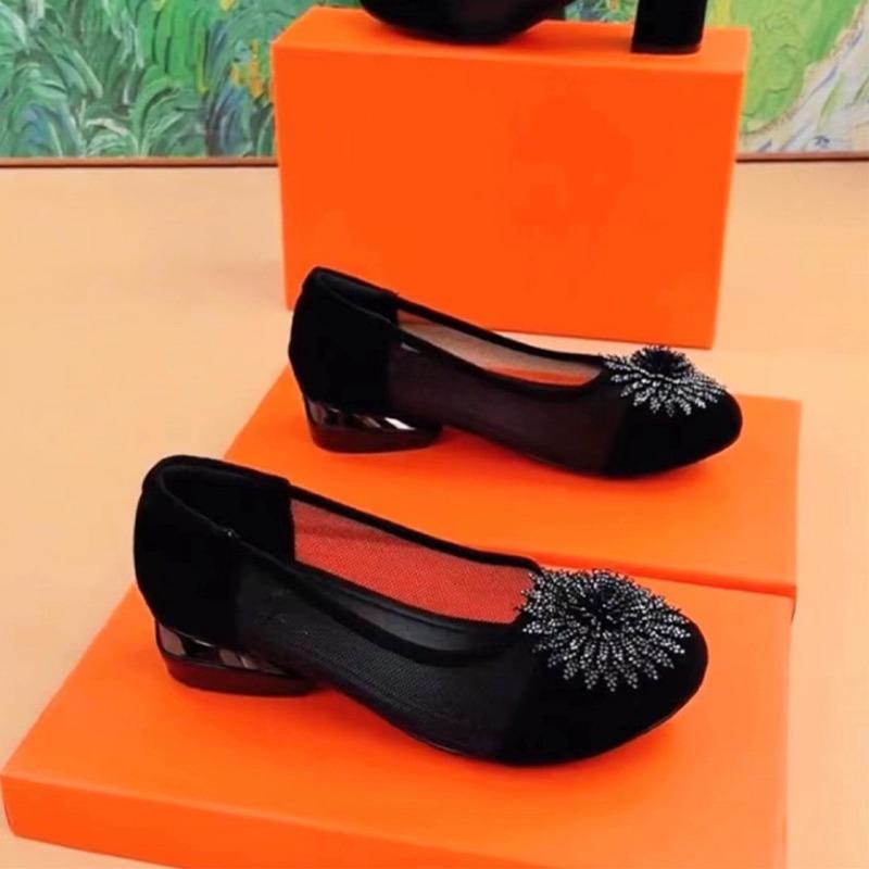 The 2025 Summer and Autumn New Style of Women's Fashion Soft Leather Round Toe, Shallow Opening and Perforated Mesh Single Shoes